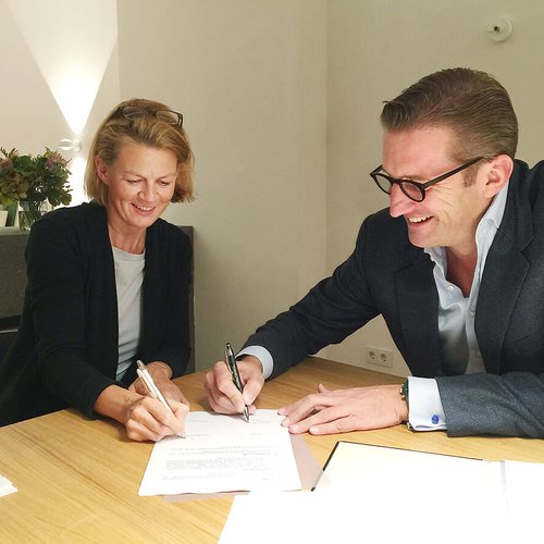 [Translate to English:] Stephan Zöchling (Geschäftsführer REMUS) und Ulla Konrad (CONCORDIA Sozialprojekte) beim Unterzeichnen der ersten Spendenvereinbarung des Proud Partner Clubs.