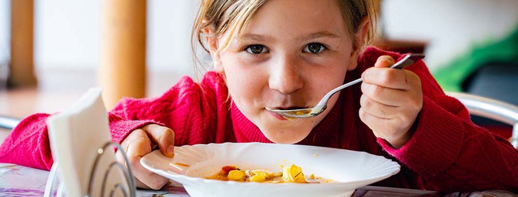 Mädchen im CONCORDIA Tageszentrum in Moldau isst Suppe