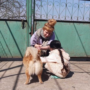 Concordia Sozialprojekte - Yana mit Jessica und Hund