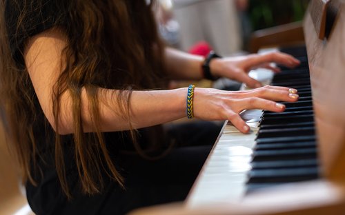 [Translate to English:] concordia sozialprojekte - ukrainisches mädchen spielt klavier