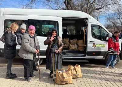 Distribution of emergency aid packages to refugee Ukrainians in Moldova