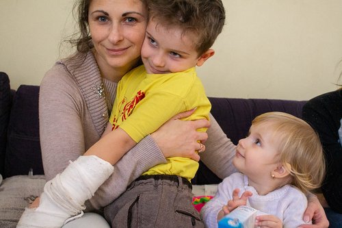 [Translate to English:] Concordia Sozialprojekte - Alexandra mit ihren Kindern