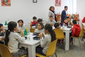 Kinder beim Essen im Casa Austria - Concordia Sozialprojekte