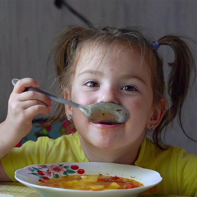 Kind in Moldau isst Suppe - CONCORDIA Sozialprojekte