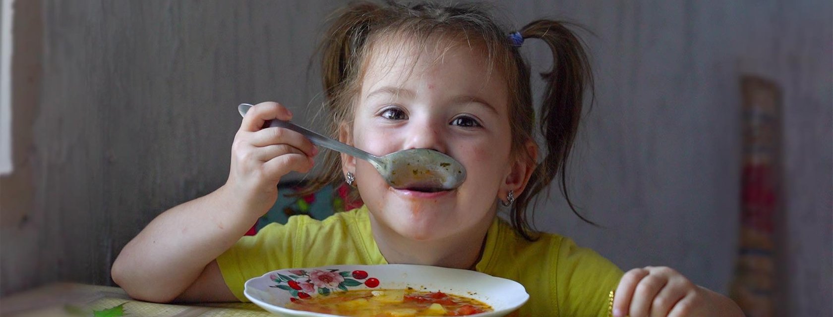 Mädchen in Moldau isst Suppe - CONCORDIA Sozialprojekte
