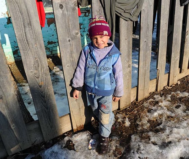 Kleiner Junge im Schnee - CONCORDIA Sozialprojekte