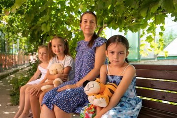 Mutter mit Kindern aus Odessa, die in Tudora bei CONCORDIA untergekommen sind.