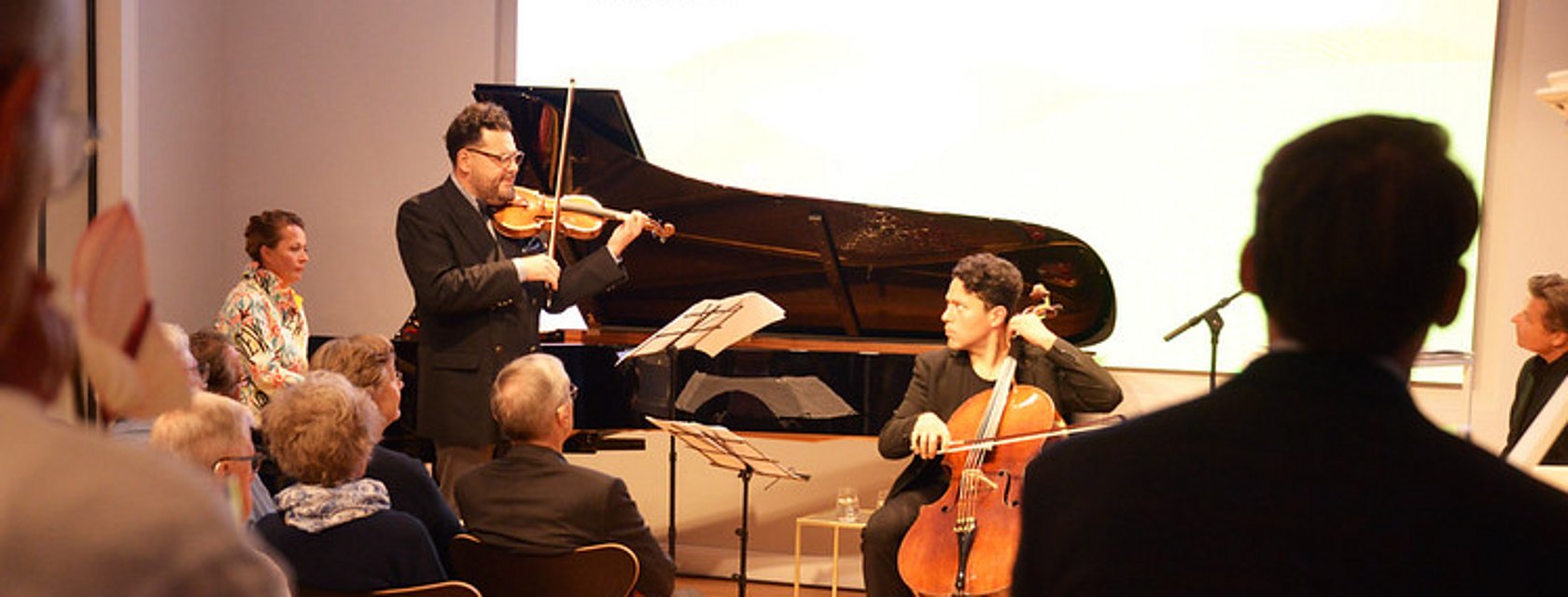 Adam und Sandor Javorkai spielen Violine und Chello vor Publikum.