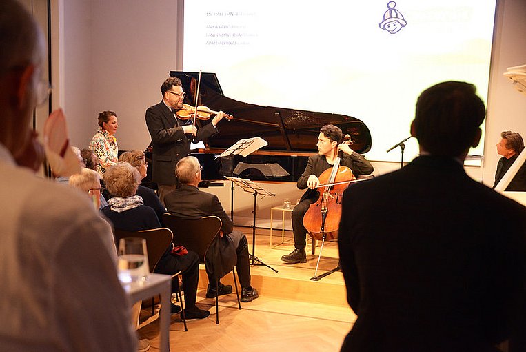 Adam und Sandor Javorkai spielen Violine und Chello vor Publikum.