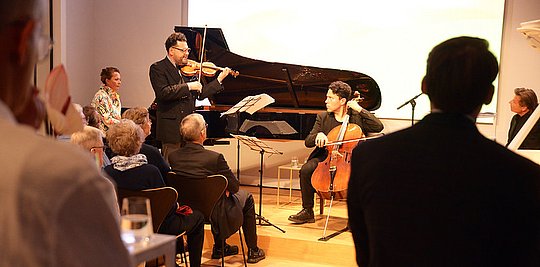 Adam und Sandor Javorkai spielen Violine und Chello vor Publikum.