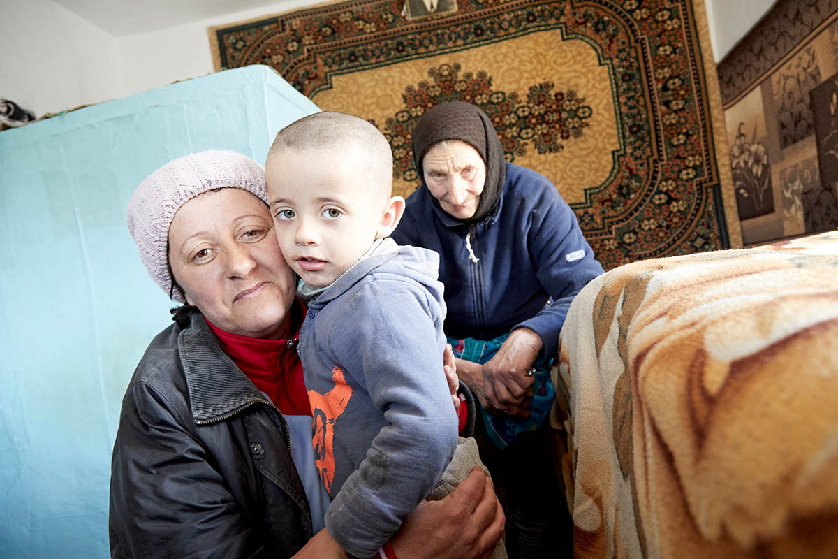 Dima aus Moldau mit seiner Mutter und Großmutter - Concordia Sozialprojekte