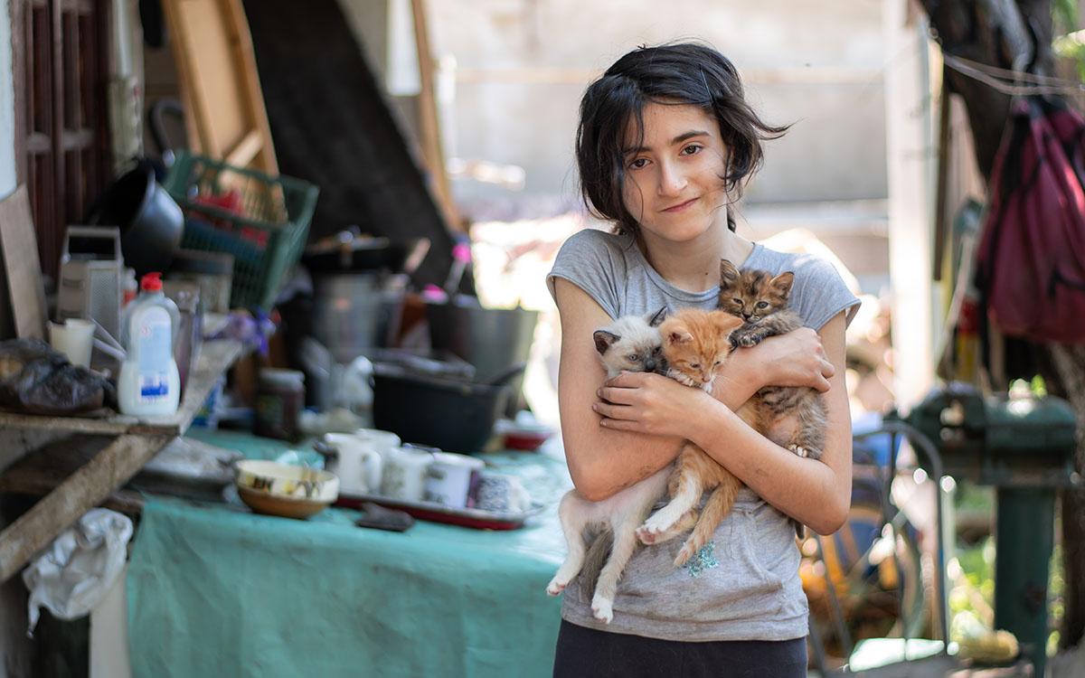 [Translate to English:] Larisa aus Rumänien mit Kätzchen - CONCORDIA Sozialprojekte